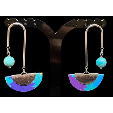 Boucles d'oreilles artisanales avec clous en acier inoxydable argent, demi-lunes en papier vernis bleu et perles en turquoise.