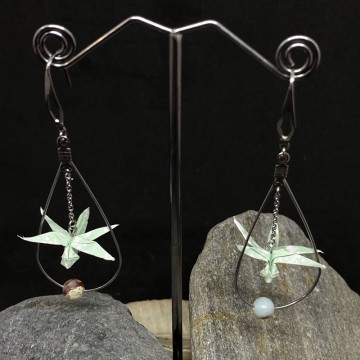 Boucles d'oreilles en acier inoxydable avec une libellule en origami et une perle en agate