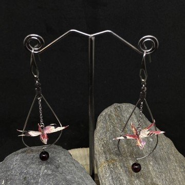 Boucles d'oreilles en acier inoxydable avec une libellule en origami et une perle en grenat