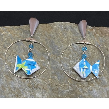Créoles en acier inoxydable argent avec poisson en origami et perles en cristal bleu
