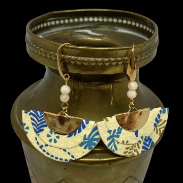 Boucles d'oreilles artisanales avec crochets en acier inoxydable or, demi-lunes en papier vernis bleu et perles en angelite