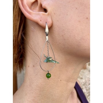 Boucles d'oreilles en acier inoxydable avec une libellule en origami et une perle en olivine