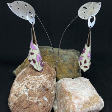 Boucles d'oreilles artisanales avec clous en acier inoxydable argent et pétales en papier vernis violet.
